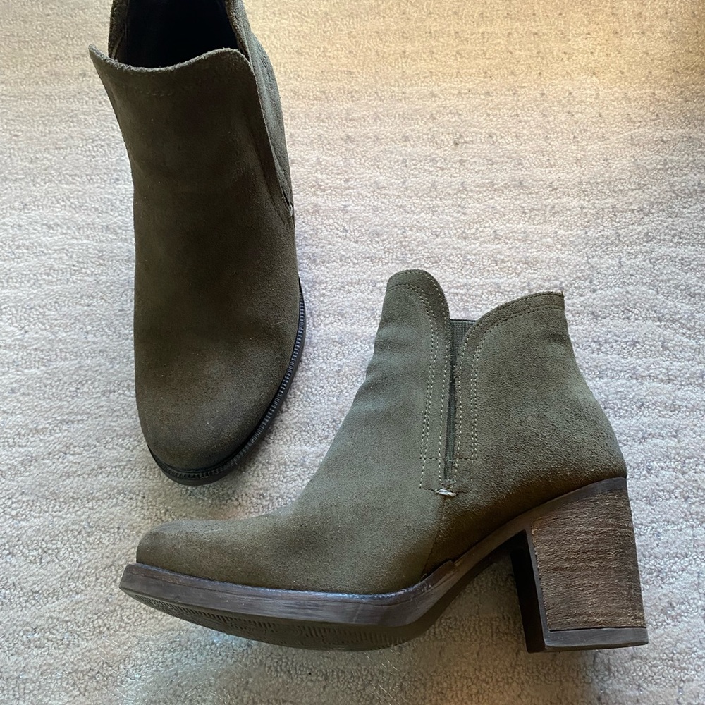 Suede olive green ankle boots 6.5